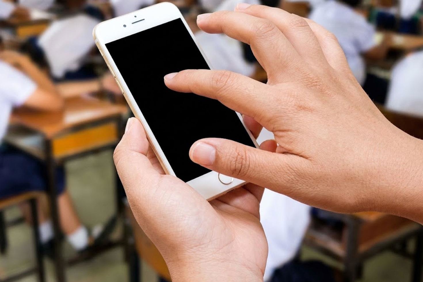 Fransa’da liselerde cep telefonları yasaklandı