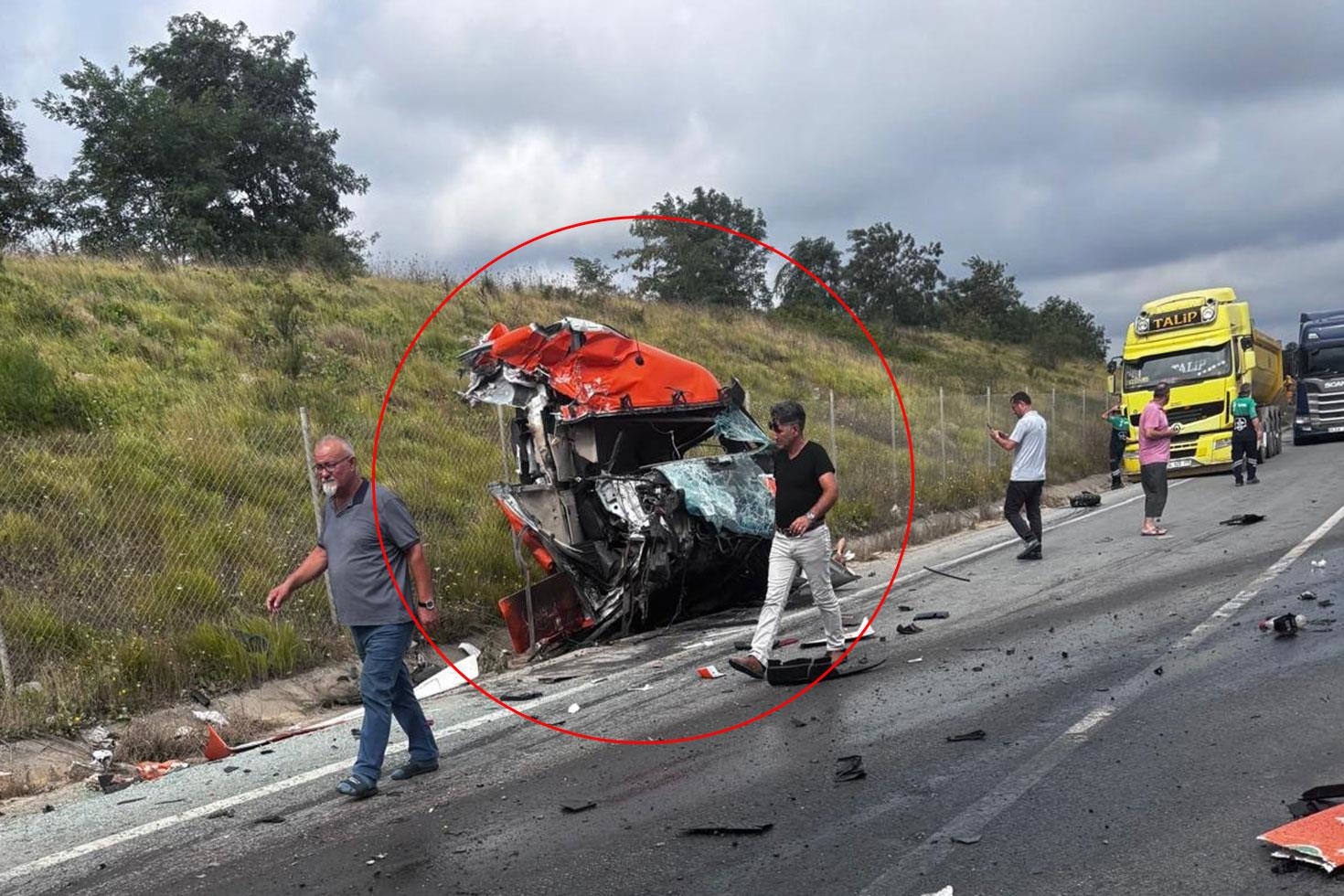 Şile yolu’nda feci kaza: İki tır hurdaya döndü, yol trafiğe kapatıldı