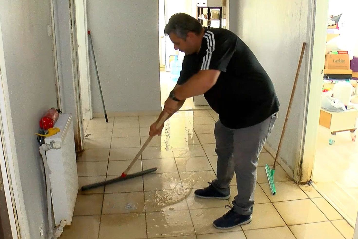 Büyükçekmece’de daireden akan su alt kattaki eve sızdı: 3 aydır çekpasla temizliyoruz