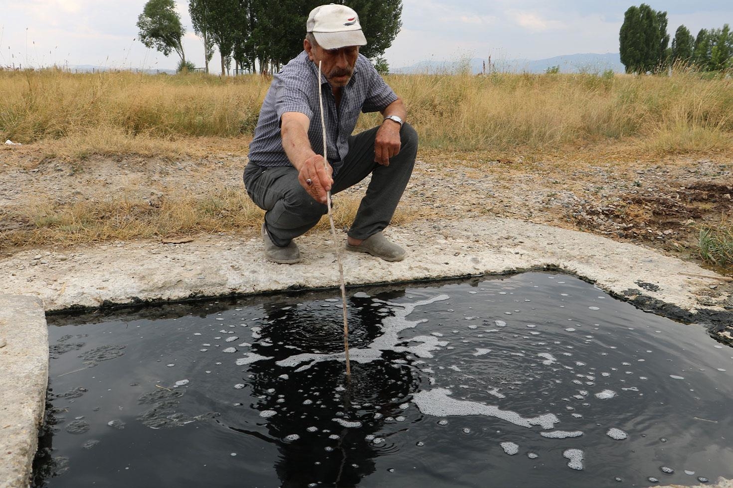 Erzurum’da 50 yıl önce kuyudan çıkan suyun köpükleri alev alıyor, elleri yumuşatıyor
