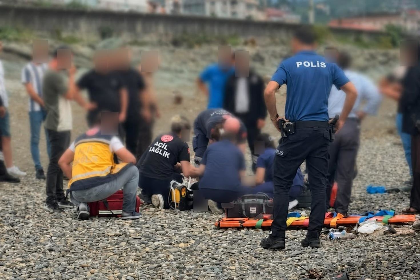 Rize’de denize giren iki kardeş dalgalara kapıldı, ailenin yüreği yandı