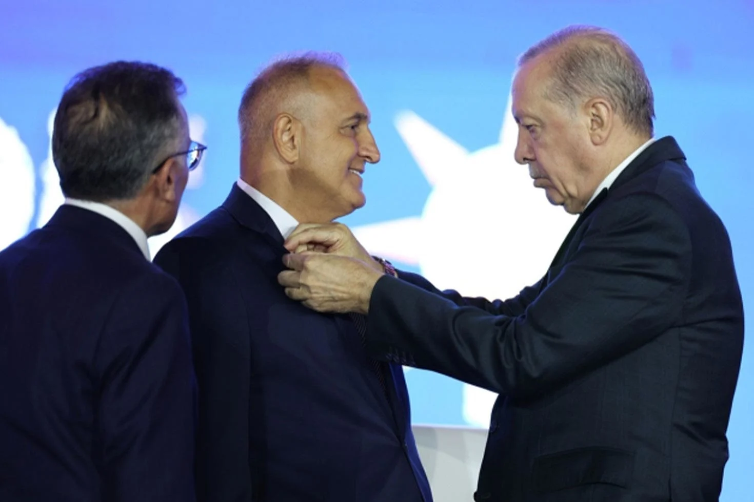 AK Parti’ye geçen  Aydın Milletvekili Ömer Karakaş kararının nedenini açıkladı