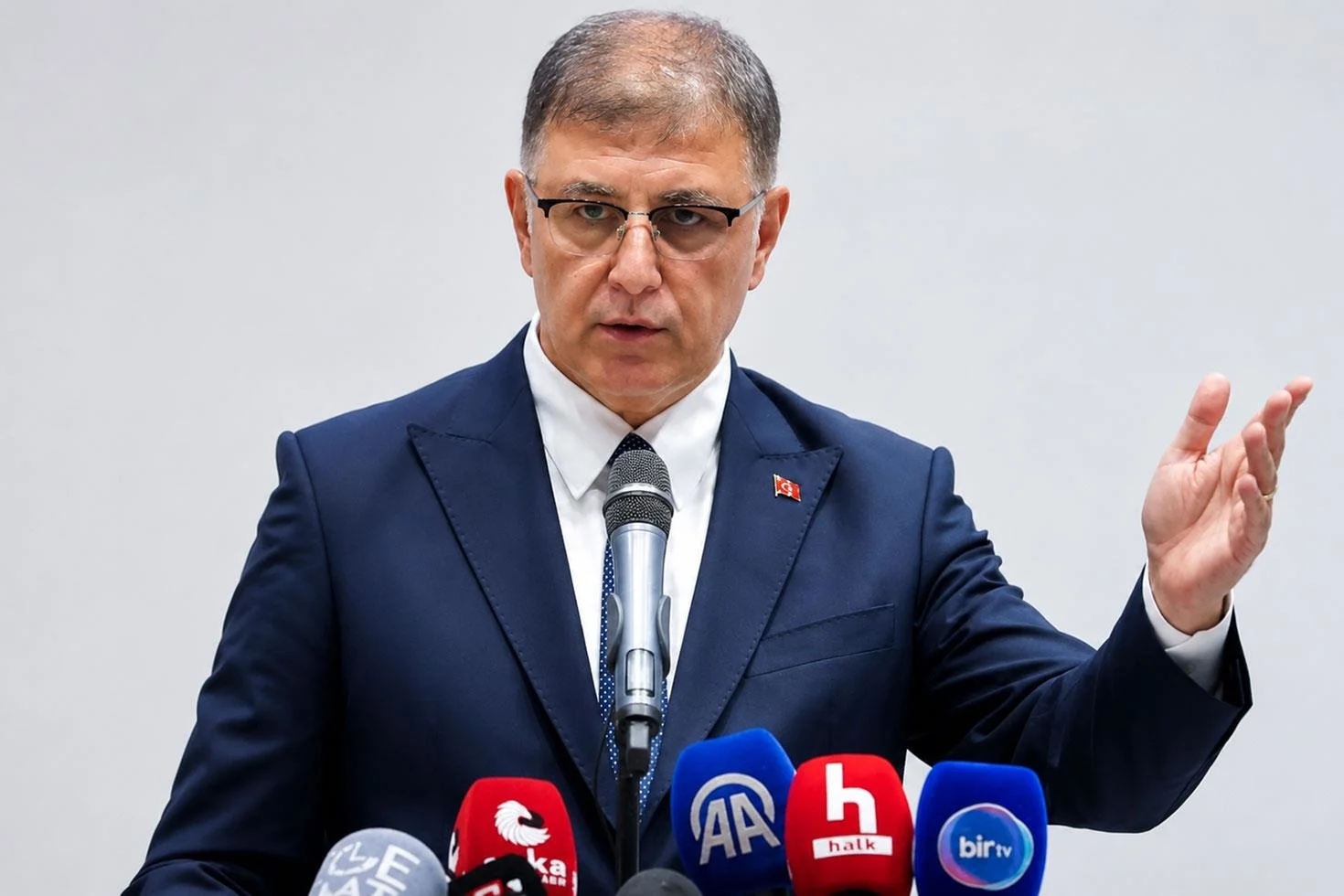 İzmir Büyükşehir Belediye Başkanı Cemil Tugay ayrıldığı CHP’nin WhatsApp grubuna yeniden eklendi