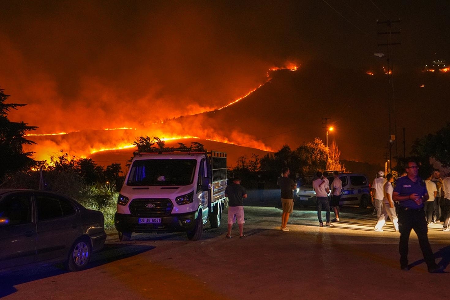 Ankara Mamak’taki yangın saatlerdir söndürülemedi! 1 kişi gözaltında