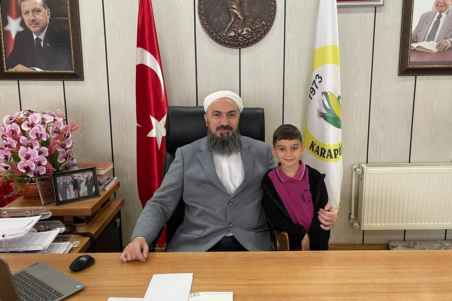 Alışılmışın dışında belediye başkanı! Vatandaşlar merak edip makamına geliyor