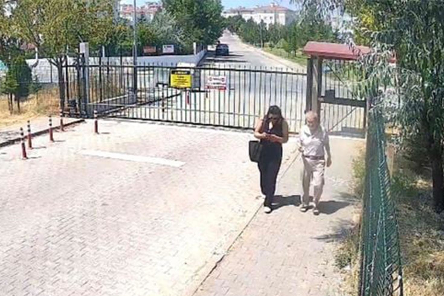 Eskişehir’de 81 yaşındaki adamı kandırıp eve girdiler! Şüpheliyi torunu kaçırttı
