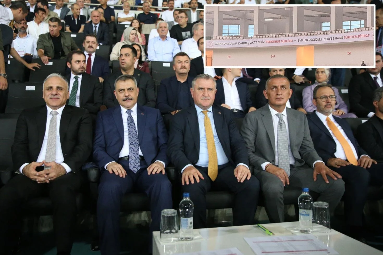 Bakan Çiftçi ve Bakan Bak da tribündeydi! Amedspor-Erzurumspor maçında Türkçe ve Kürtçe pankart