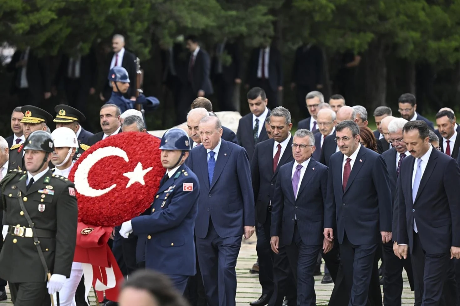 Anıtkabir’de dikkat çeken görüntü! Bahçeli ve Kılıçdaroğlu yan yana yürüdü
