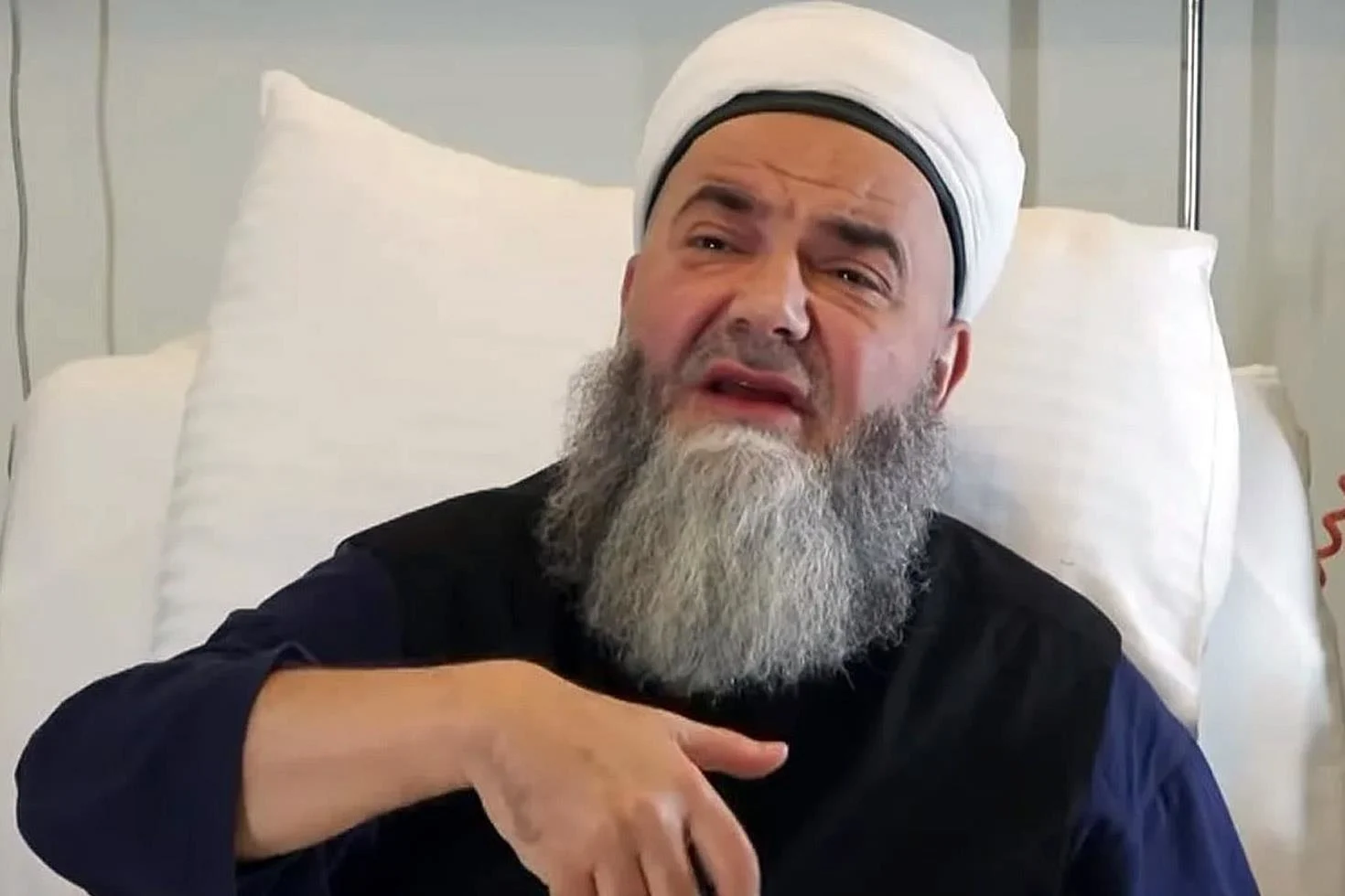 Cübbeli Ahmet Hoca, apar topar ameliyata alındı