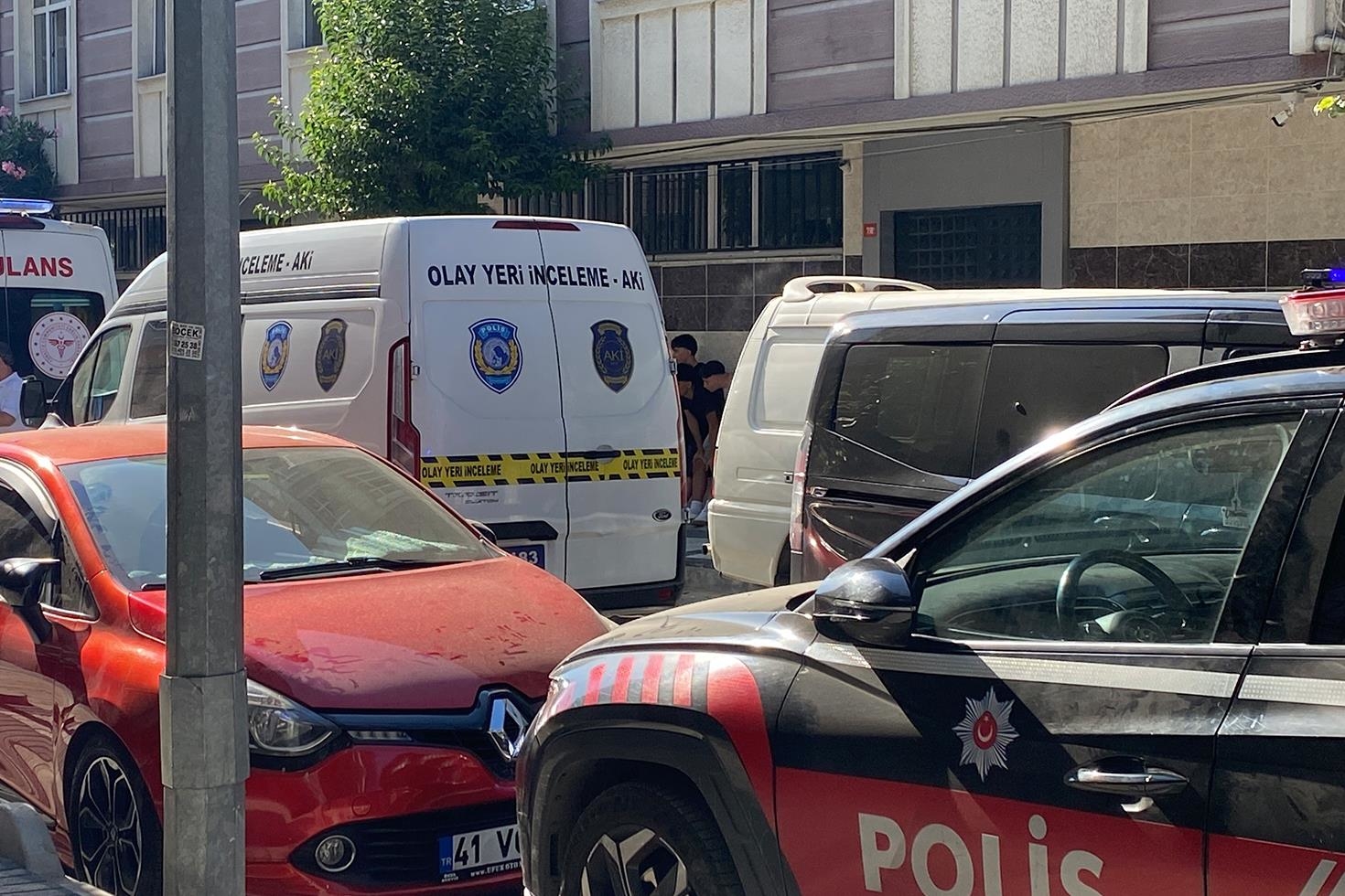 Gaziosmanpaşa’da bir kişi evinde boğazı kesilmiş halde ölü bulundu