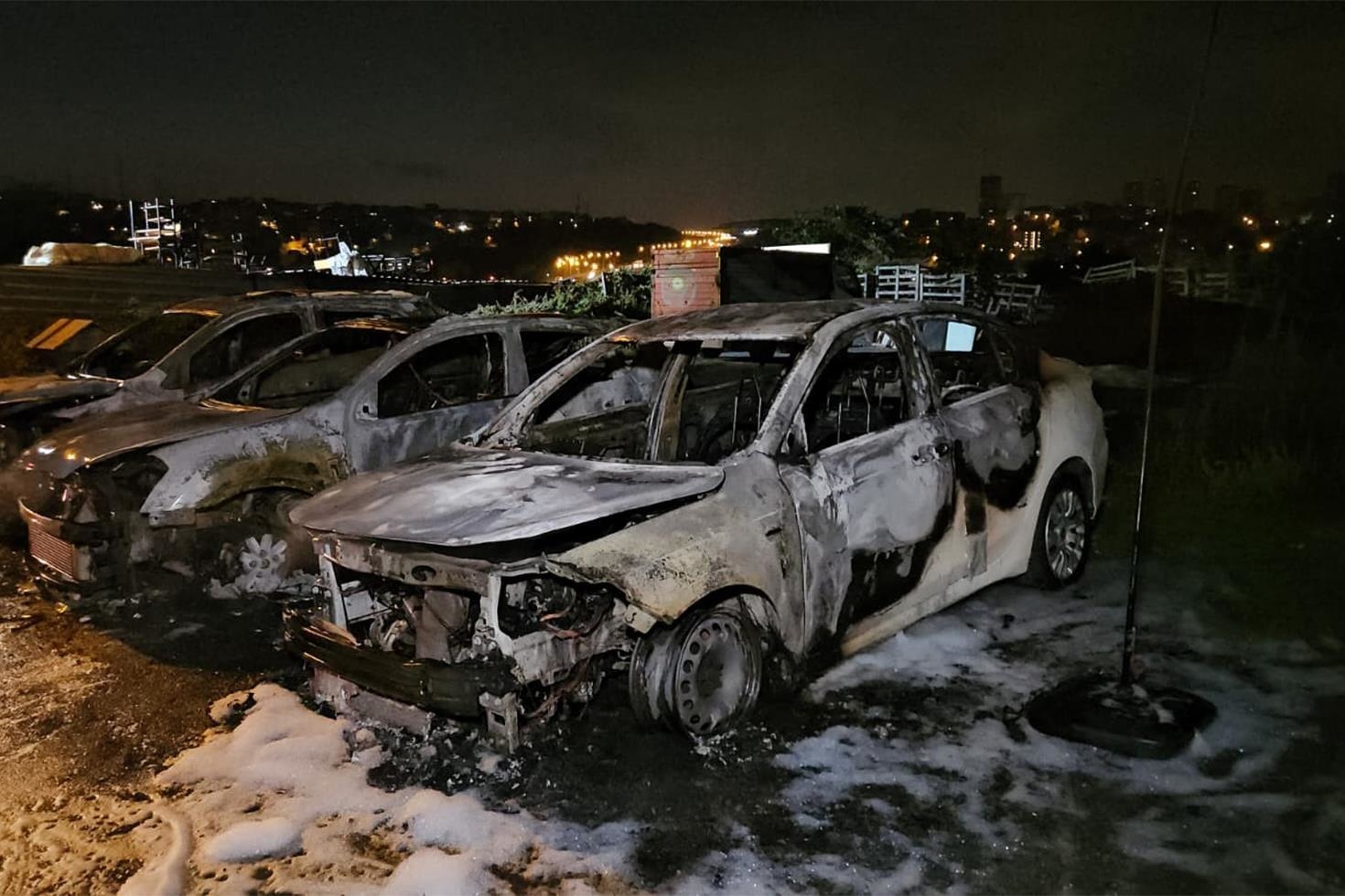 Avcılar’da oto galeride yangın: 3 otomobil kül oldu