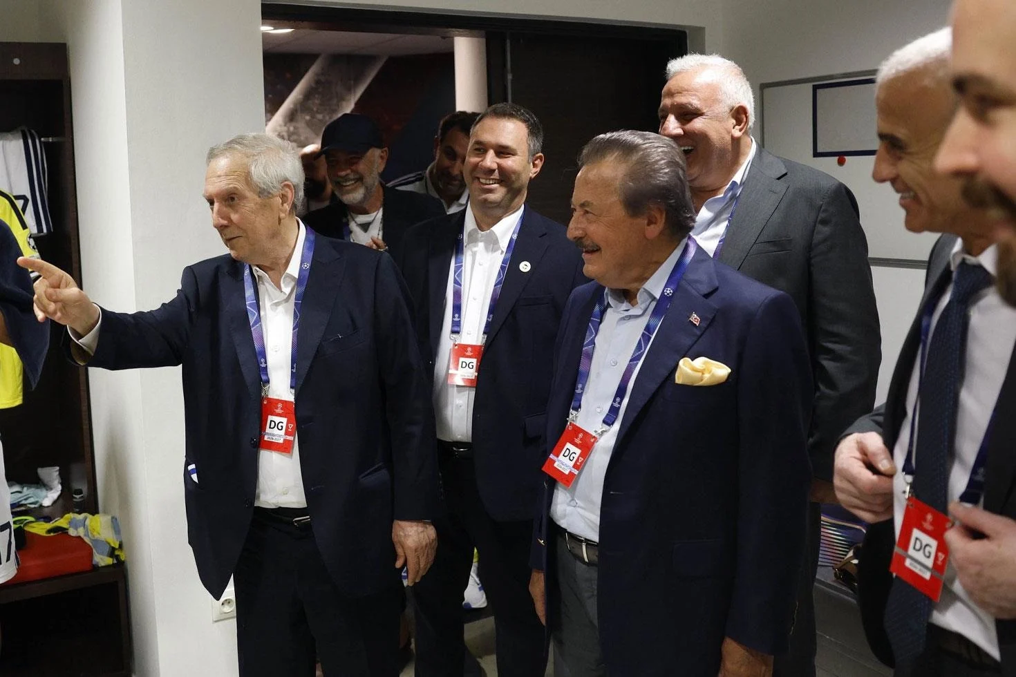 Fenerbahçe Şampiyonlar Ligi’nde! Aziz başkan dayanamayıp soyunma odasına indi, müjdeyi verdi