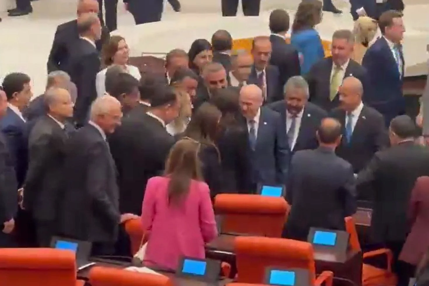 Bahçeli, çerçeve yasanın kabul edilmesinin ardından DEM Partili isimlerle tokalaştı