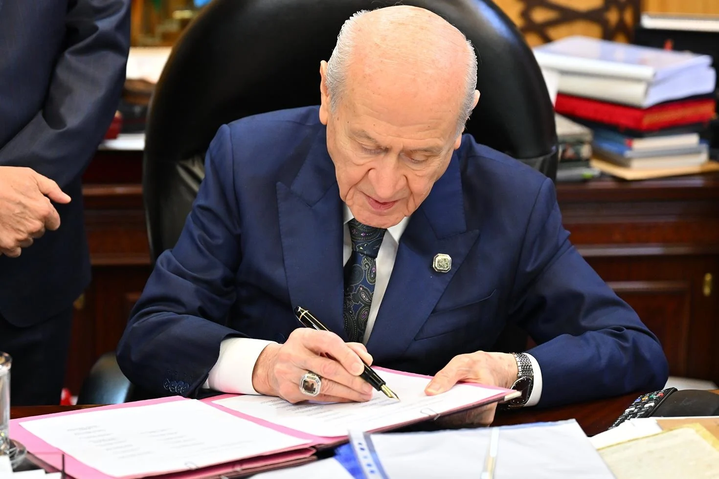 Bahçeli’nin ilk imzacısı olduğu teklifte MHP’den fire var! İşte imzalamayan o isim