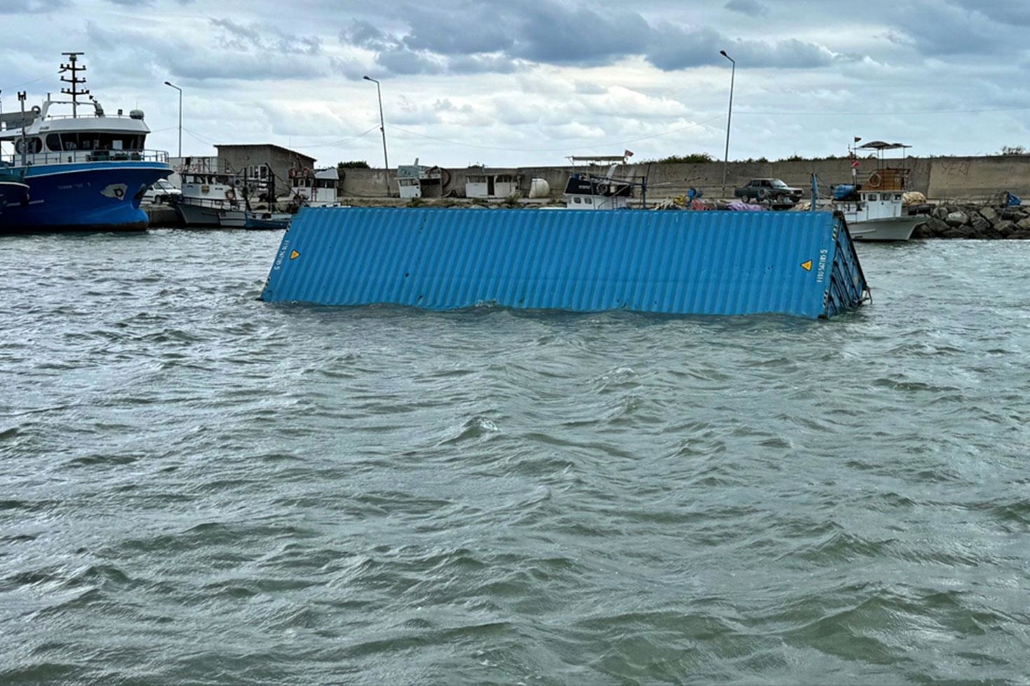 Samsun’da denizde bulunan konteynerden çay çıktı