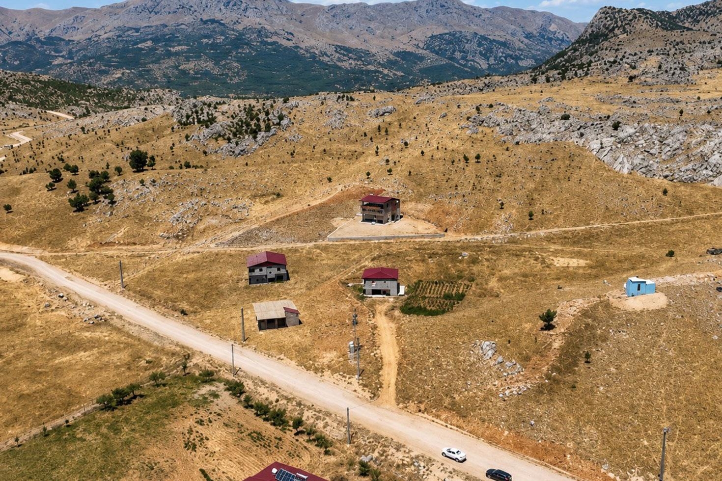 Bitlis’ten alınarak Siirt’e bağlanan köyde vatandaşlar isyan bayraklarını çekti: Geri dönmek istiyoruz