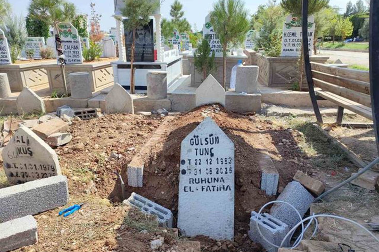 Sauna yangınında ölen 3 kadın son yolculuğuna uğurlandı