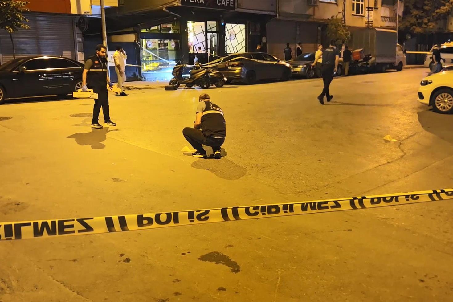Bayrampaşa’da kafeye silahlı saldırı: 3 yaralı