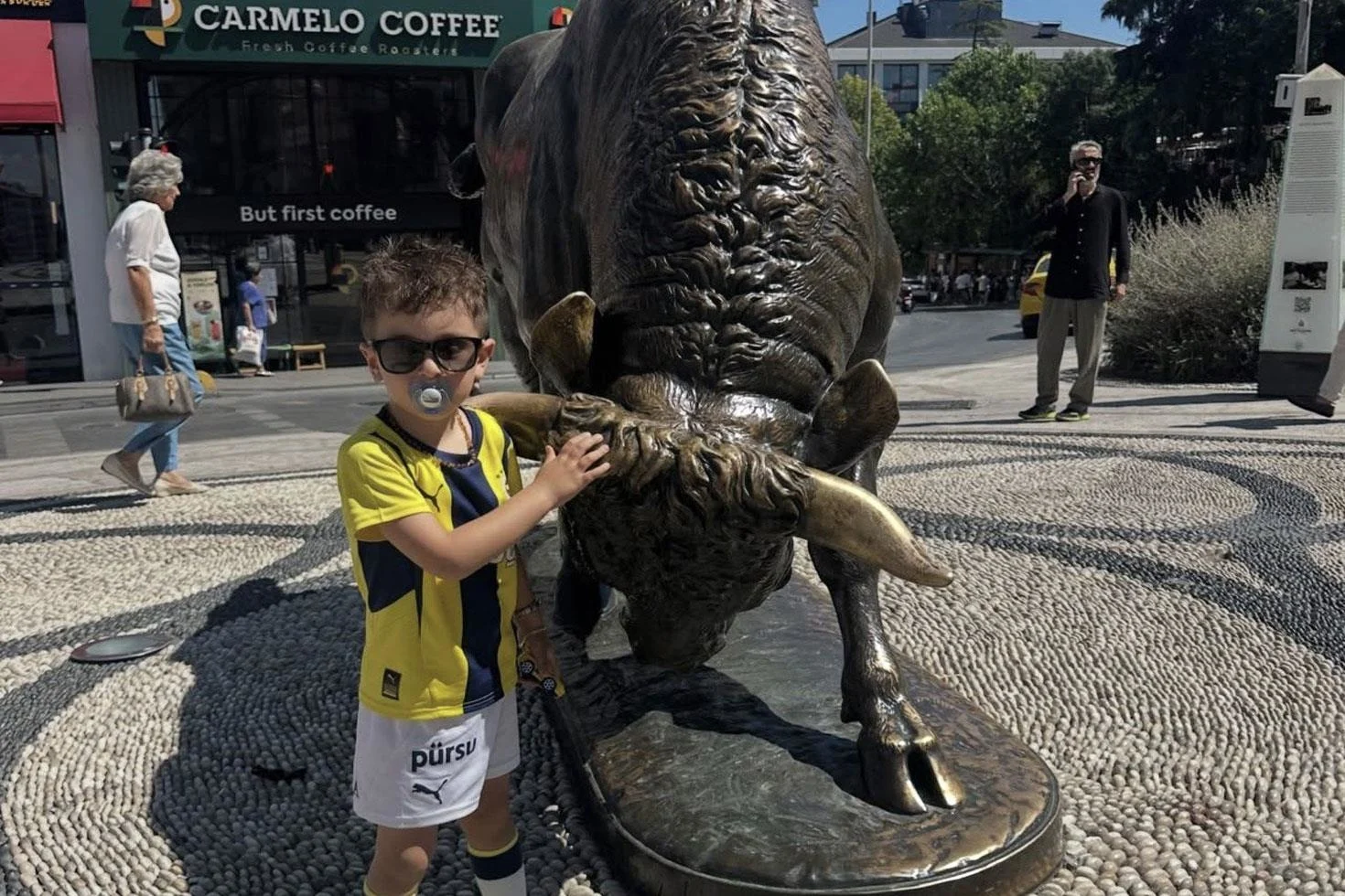 Forması çıkartılan minik Fenerbahçe taraftarı Kadıköy’de! Verdiği poza beğeni yağıyor
