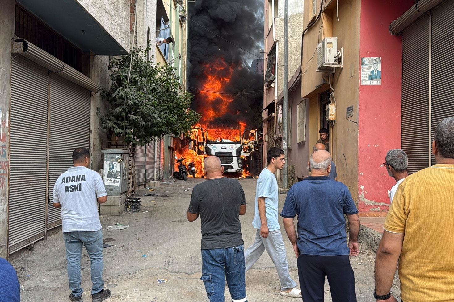 Çay içmeye giden ASKİ ekiplerinin vidanjörü yandı, mahalleli canını zor kurtardı