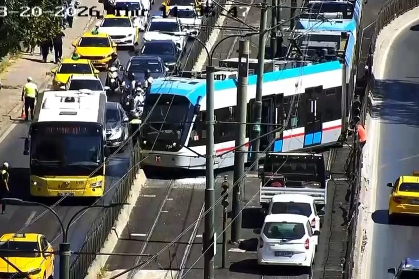 Beyoğlu’nda tramvay raydan çıktı: Yolcular tahliye edildi
