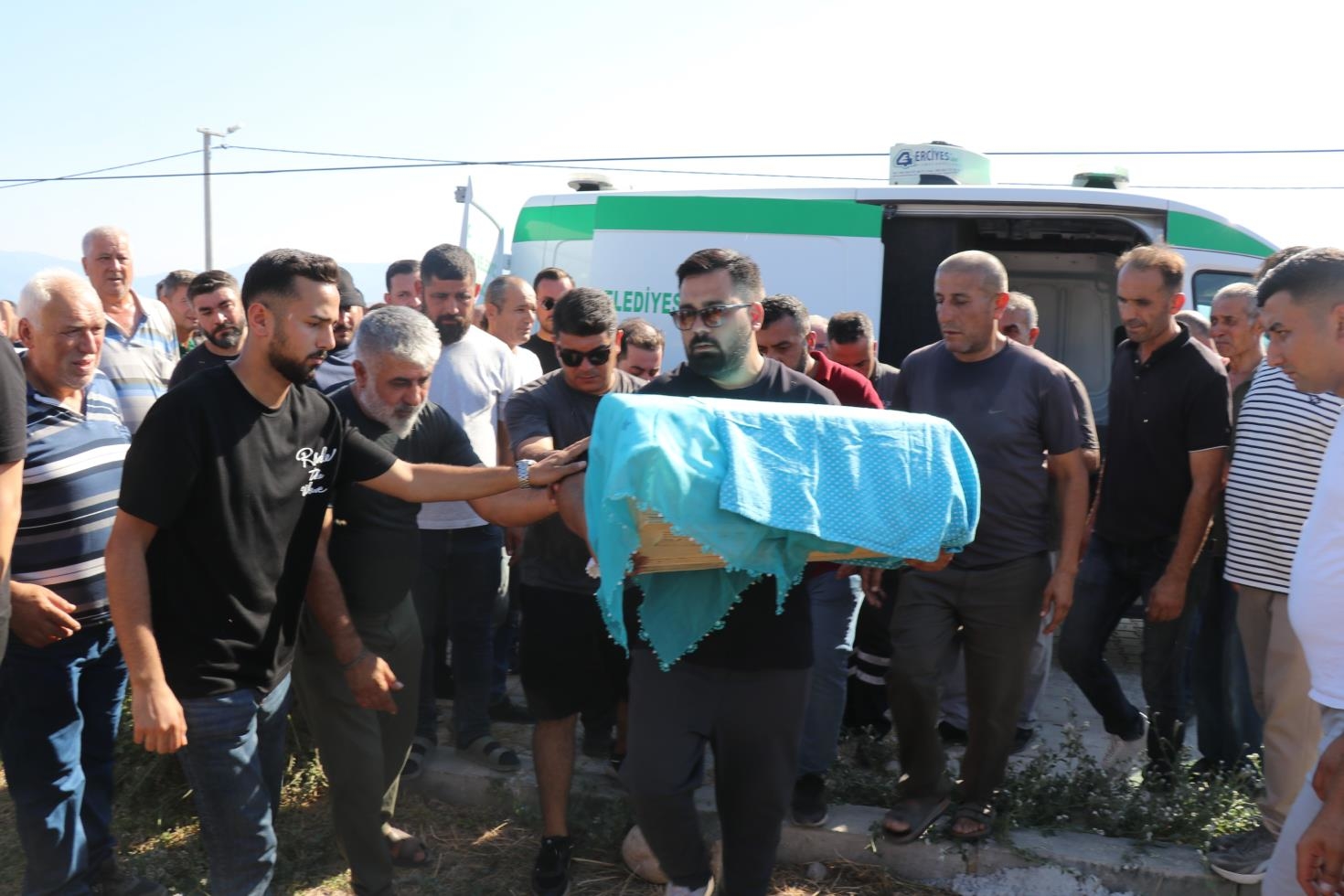 Özel hastanede ihmal iddiası! Anne ile bebeği yan yana toprağa verildi