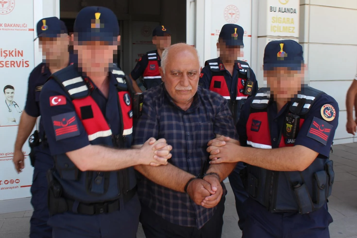 Borç kavgası kanlı bitti: Arkadaşlarına kurşun yağdırdı