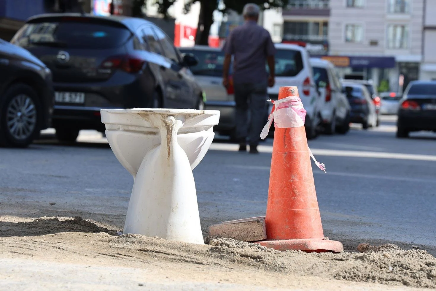 Kanalizasyon kapağındaki ’klozetli önlem’ şaşırttı