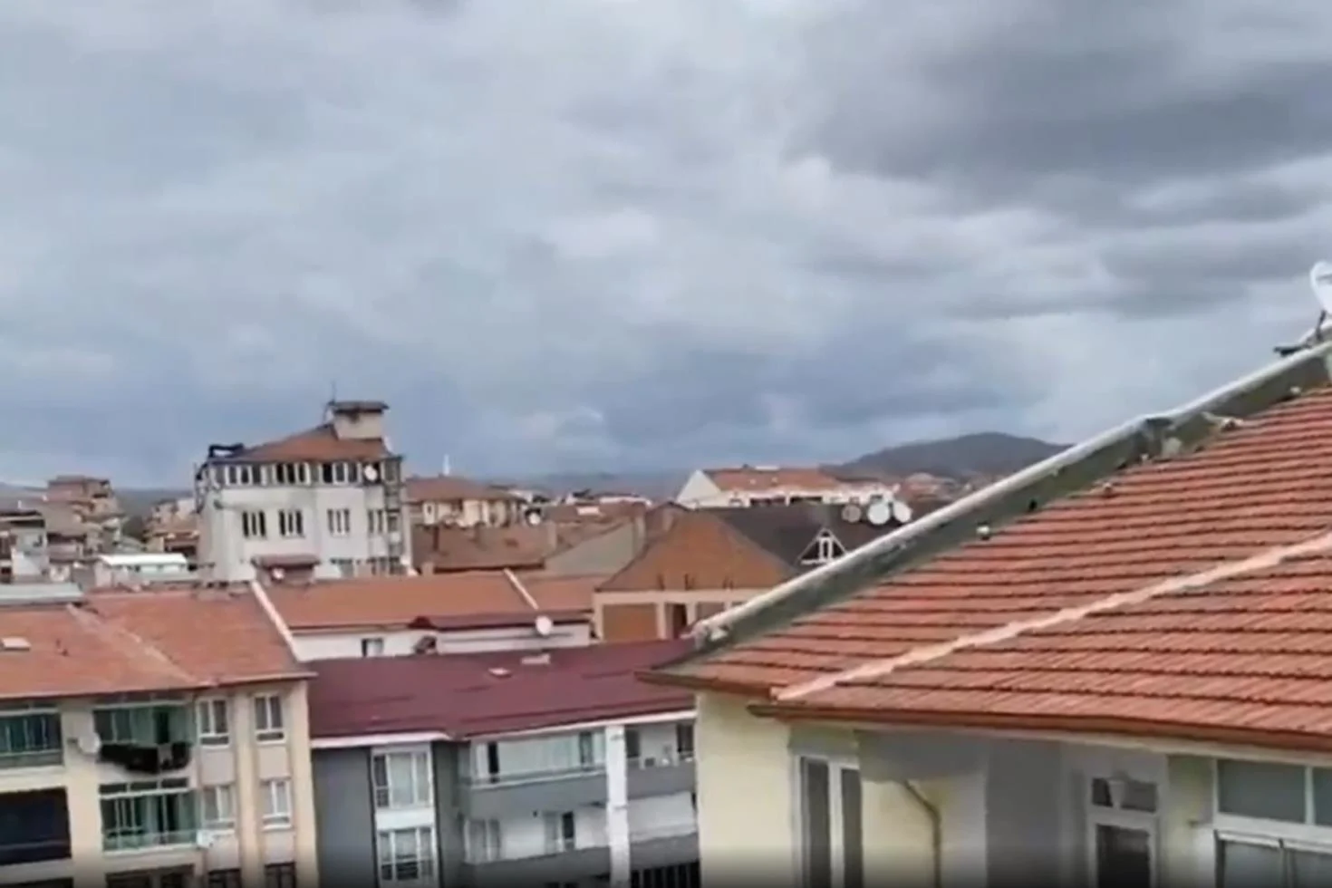Çorum’da camiden yükselen şarkı şaşkına çevirdi