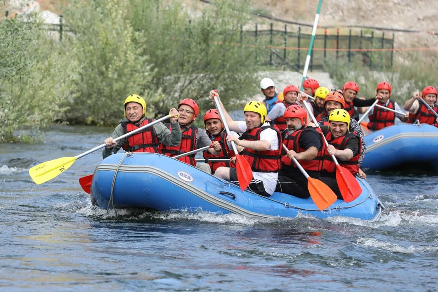 Fuat Oktay, Çekerek’te şampiyon sporcularla buluşarak rafting yaptı