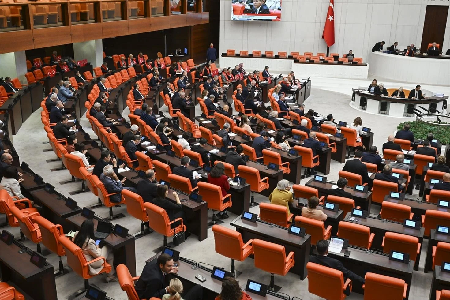 Çerçeve Yasa Meclis’ten geçti, siyasilerden peş peşe mesajlar geldi