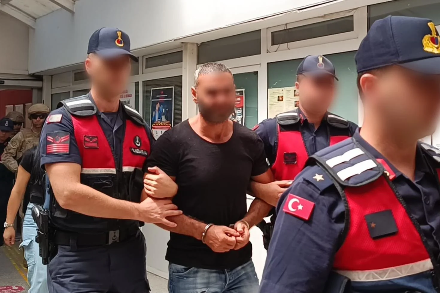 Yunanistan planı suya düştü! Çete lideri kız arkadaşının yanında enselendi