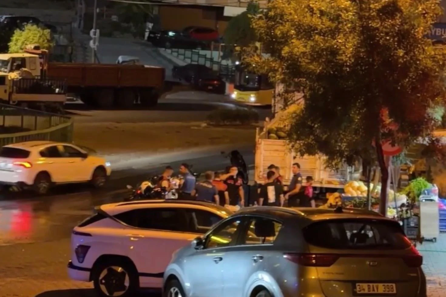 “Çöp atma” tartışması kanlı bitti: Kadının burnunu kırıp kardeşini bıçakladılar
