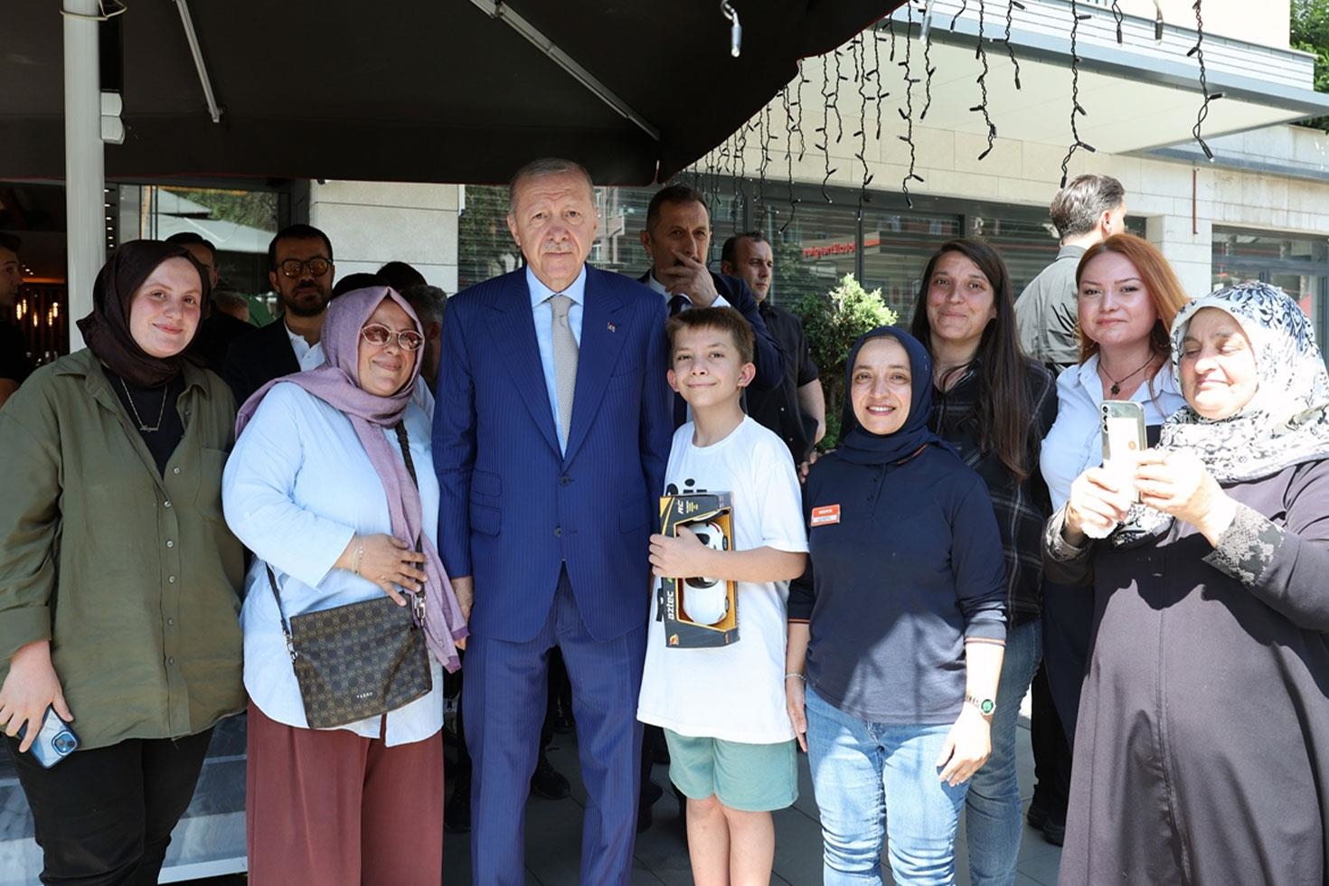 Cumhurbaşkanı Erdoğan, Üsküdar’da esnafı ziyaret etti