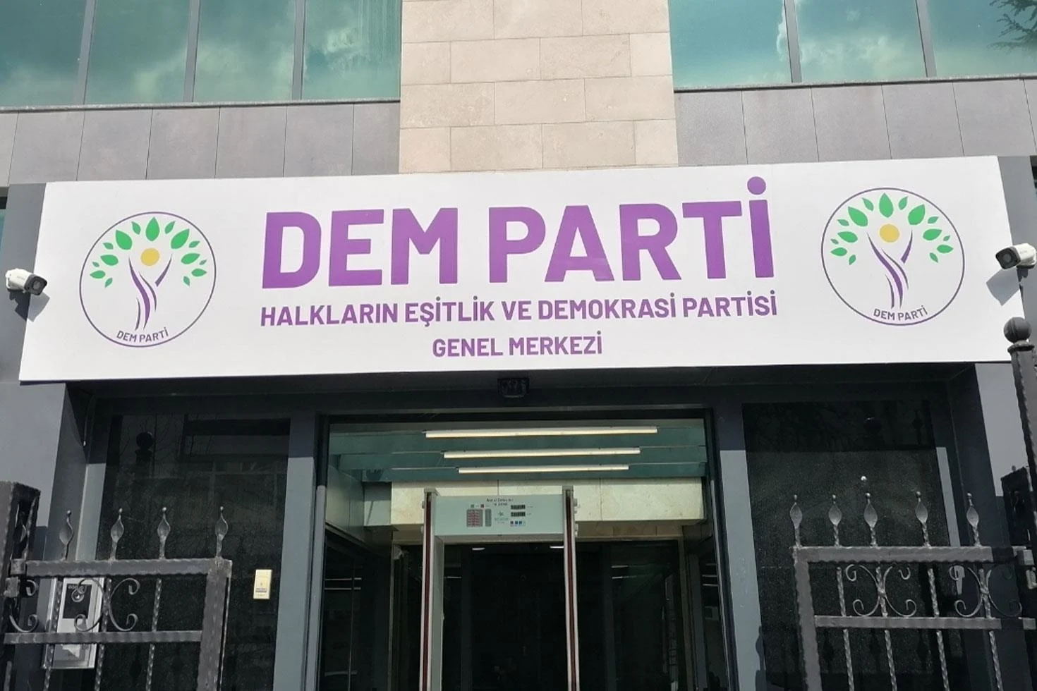 DEM Parti’den Diyarbakır’da 4 eş başkan hakkında geçici uzaklaştırma kararı