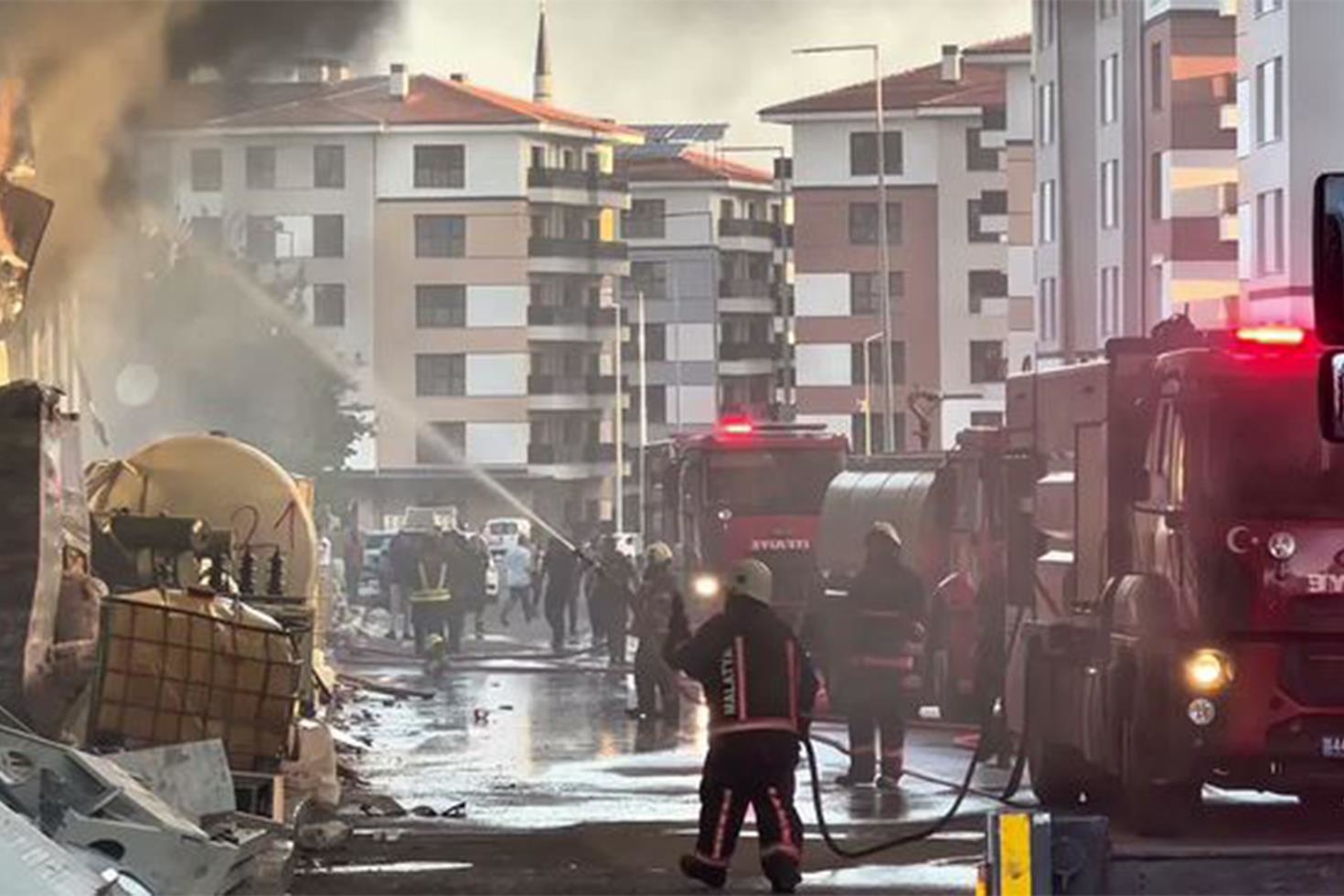 Malatya’da deprem konutları şantiyesinde yangın: 180 konteyner kullanılamaz hale geldi