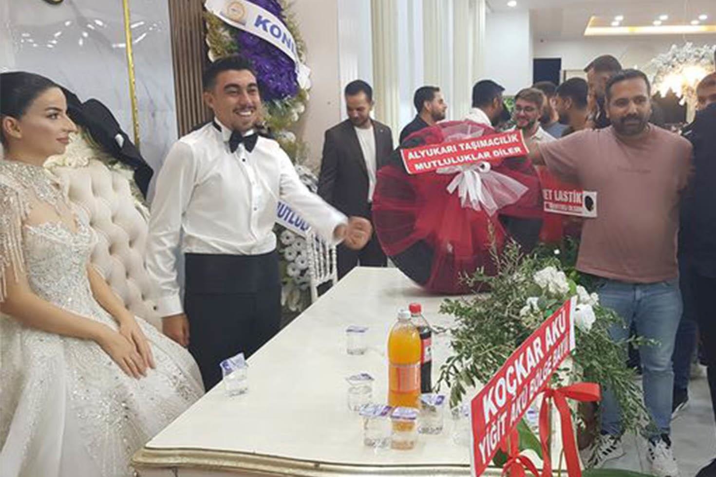 Düğünde damada lastik hediye ettiler