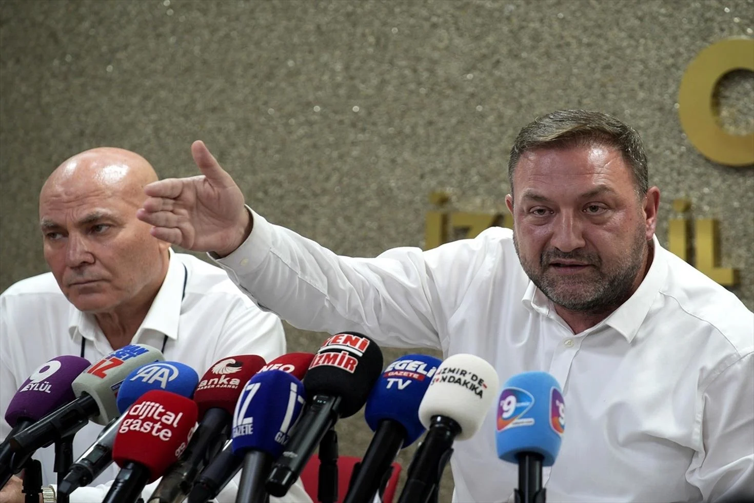 Dusman Kardesler Yeni Partiye Dedikleri Kavgada Soylenmez 20153317 33 Jpg