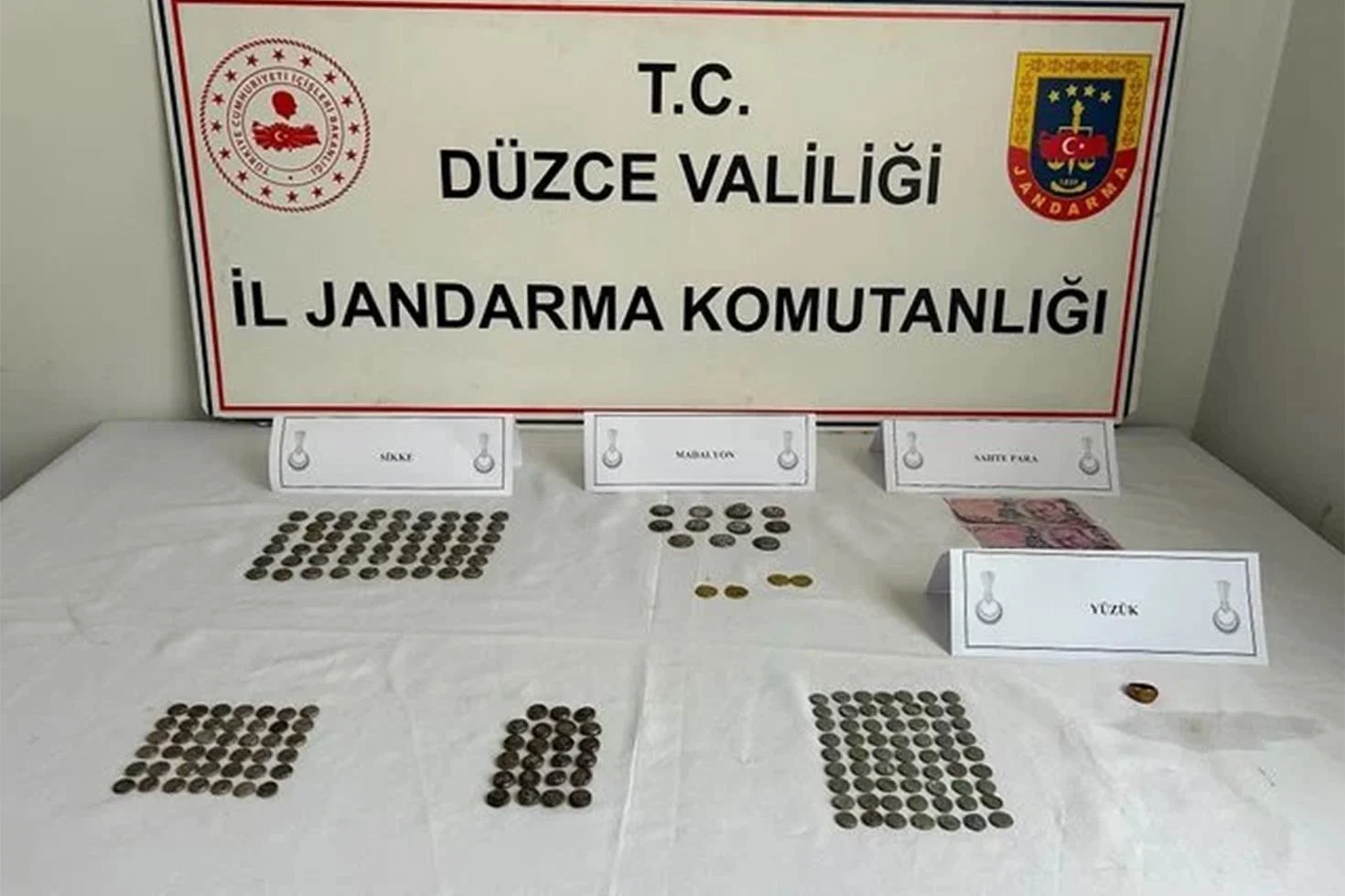 Düzce’de tarihi eser operasyonu: 196 sikke ele geçirildi