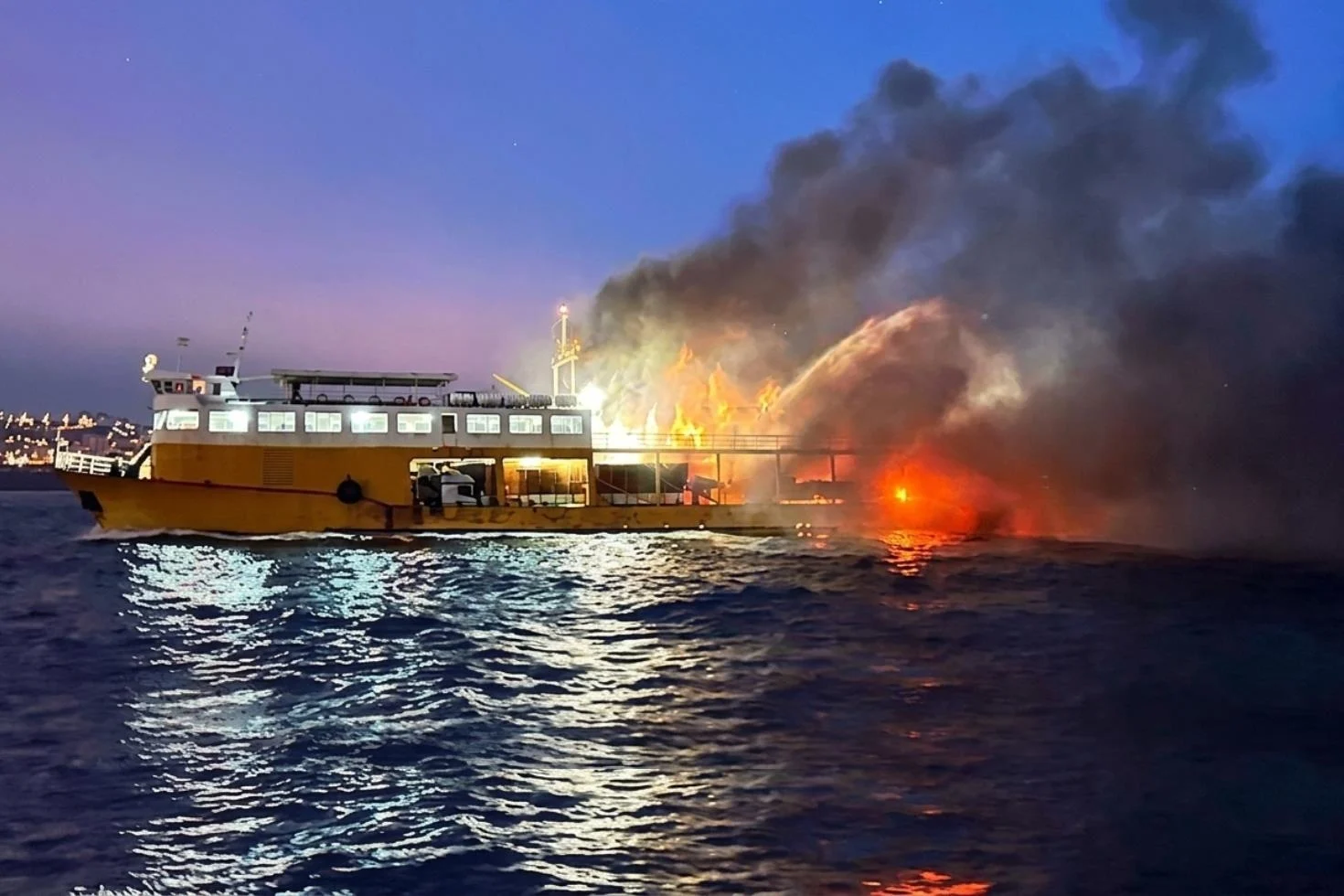 Endonezya’da feribot yangını: 5 ölü, 41 kayıp