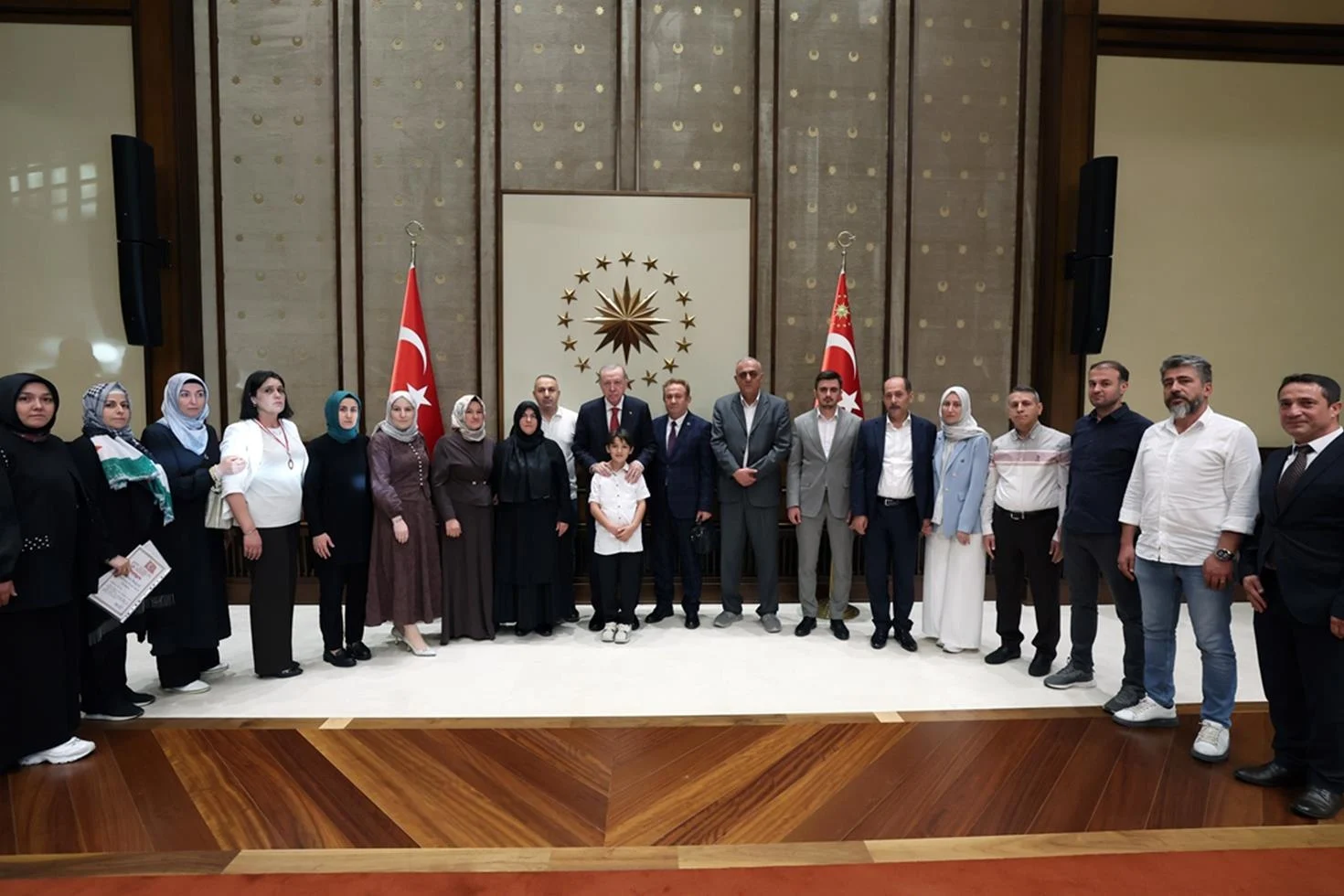 Cumhurbaşkanı Erdoğan, Kahramanmaraş’taki okul saldırısında hayatını kaybeden öğrencilerin aileleriyle görüştü