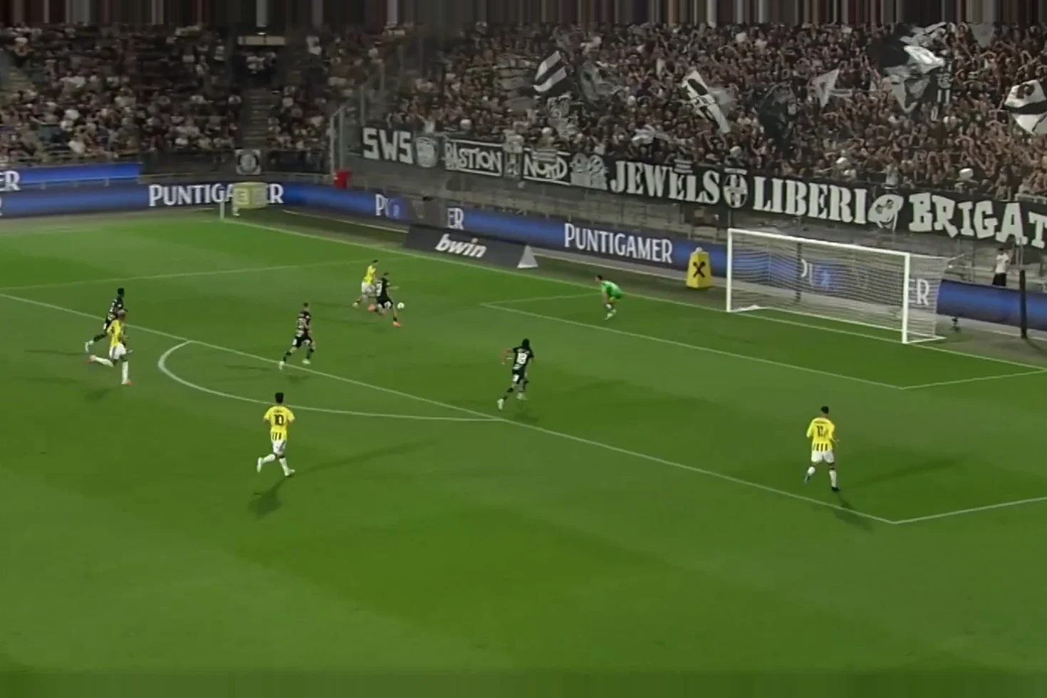 Kerem Aktürkoğlu karşı karşıya kaçırdı! Fenerbahçe taraftarı isyan etti
