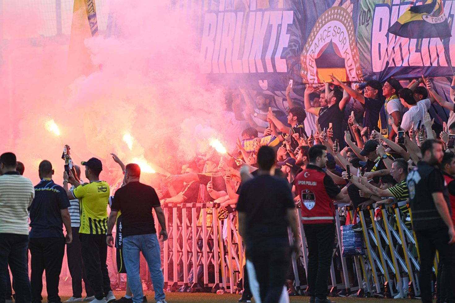 Fenerbahçe, Sturm Graz maçına hazır! Taraftarlar Samandıra’yı yaktı