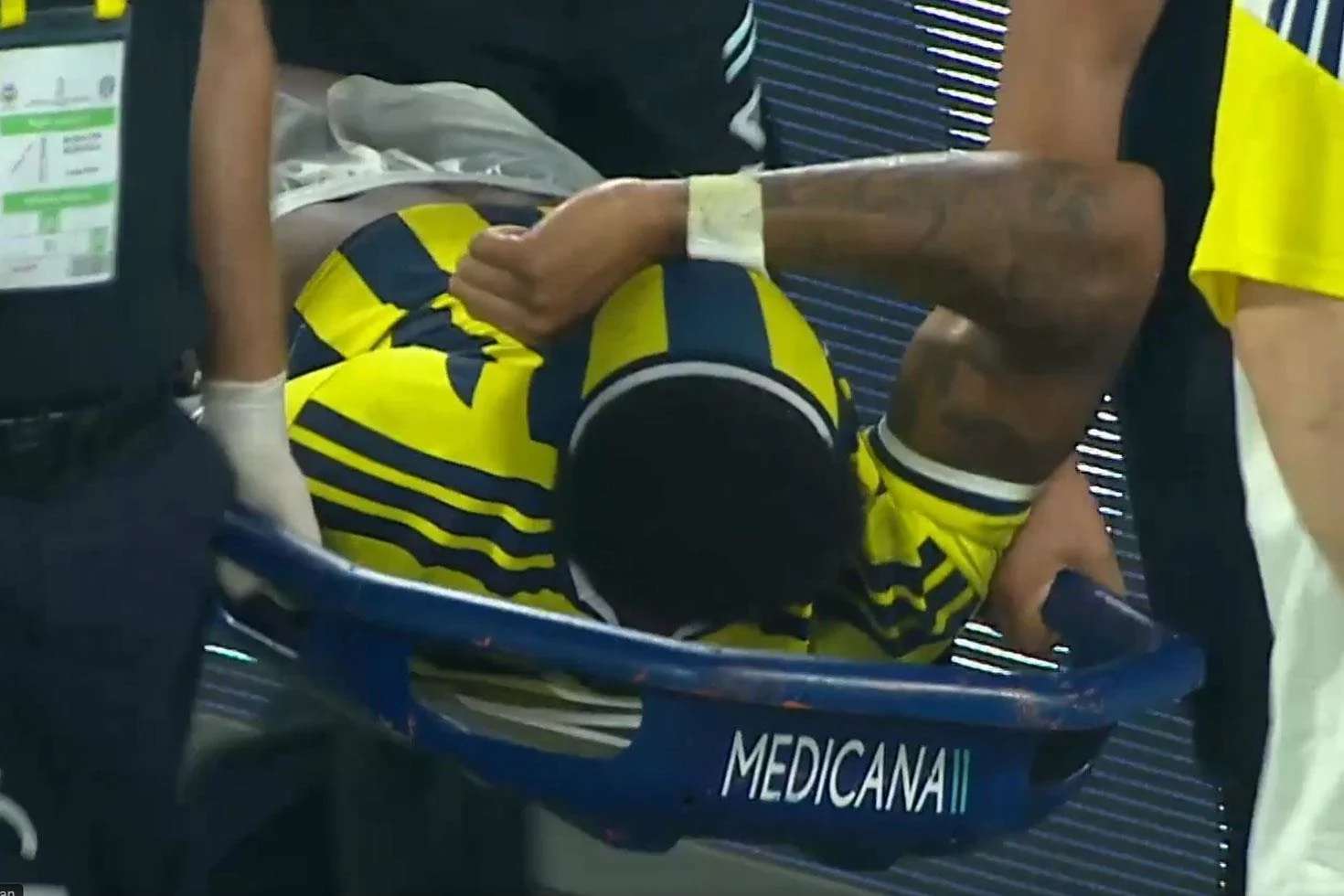 Fenerbahçe’de korkutan sakatlık! Sahadan gözyaşlarıyla ayrıldı