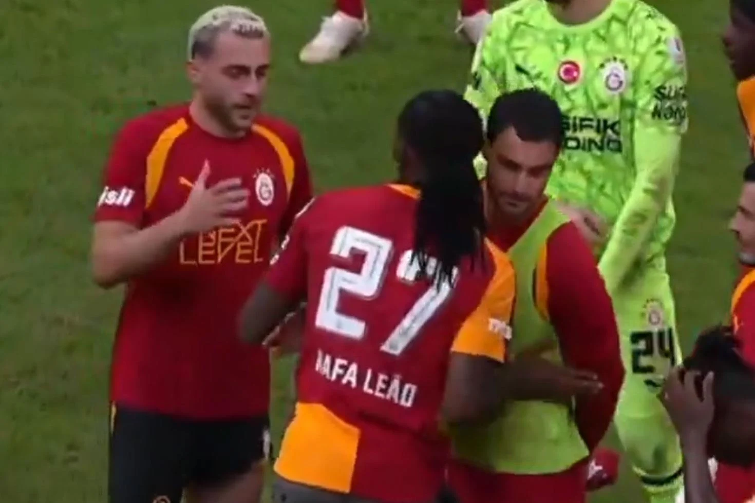 Galatasaray taraftarından Leao’ya surat asan Kaan Ayhan’a tepki çığ gibi