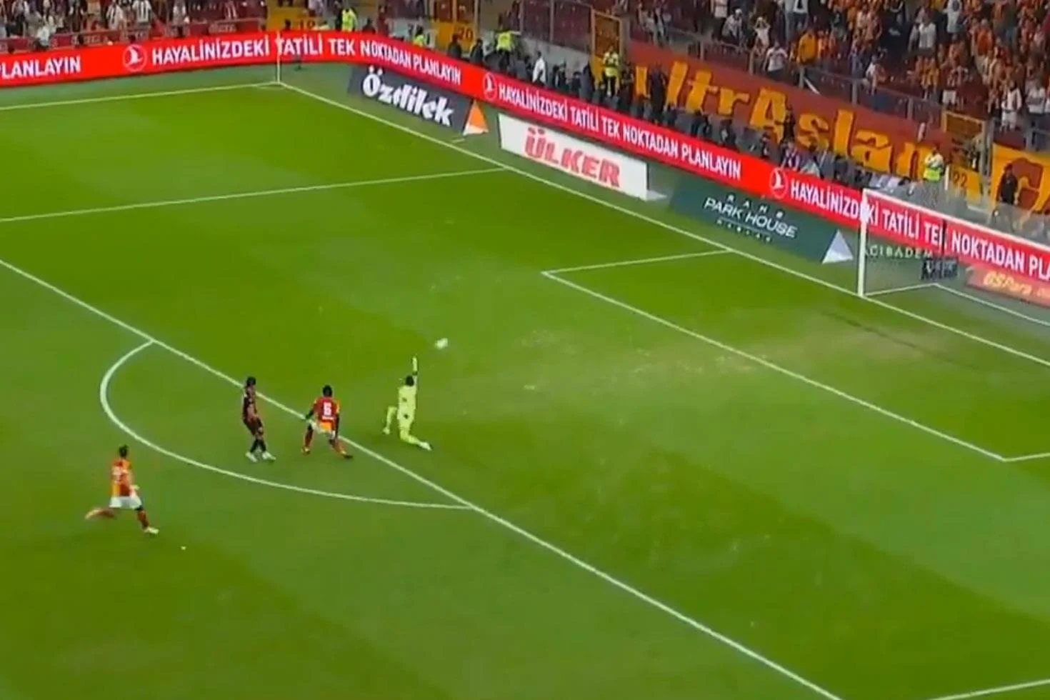 Galatasaray’a soğuk duş! 2 dakikada 2 gol geldi, taraftarlar delirdi