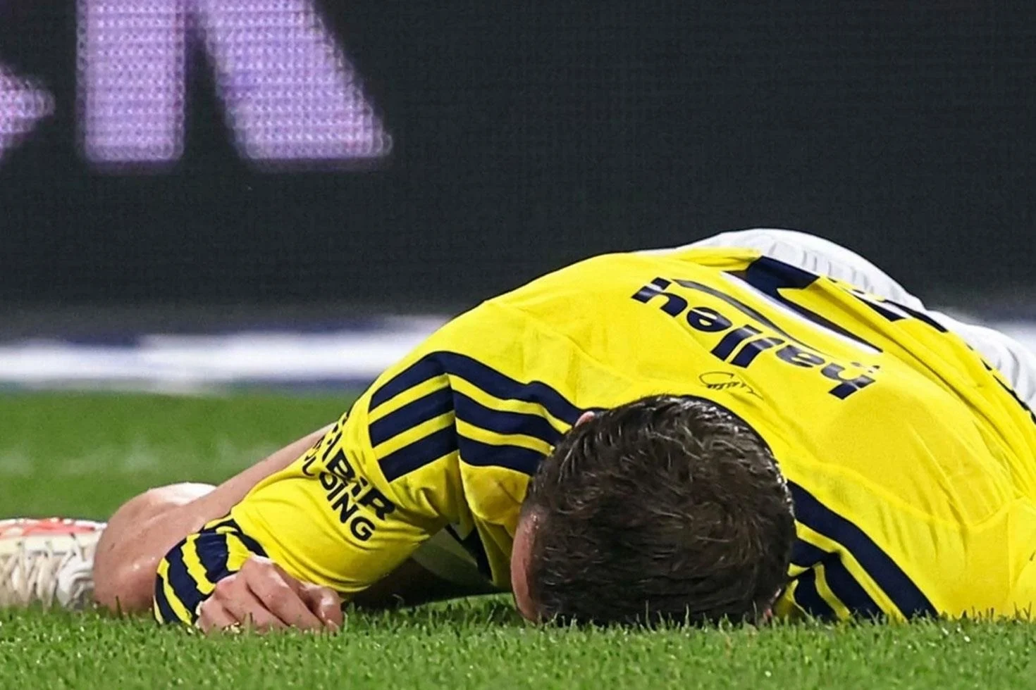 Fenerbahçe’de korkutan sakatlık! Sahadan sedyeyle ayrıldı