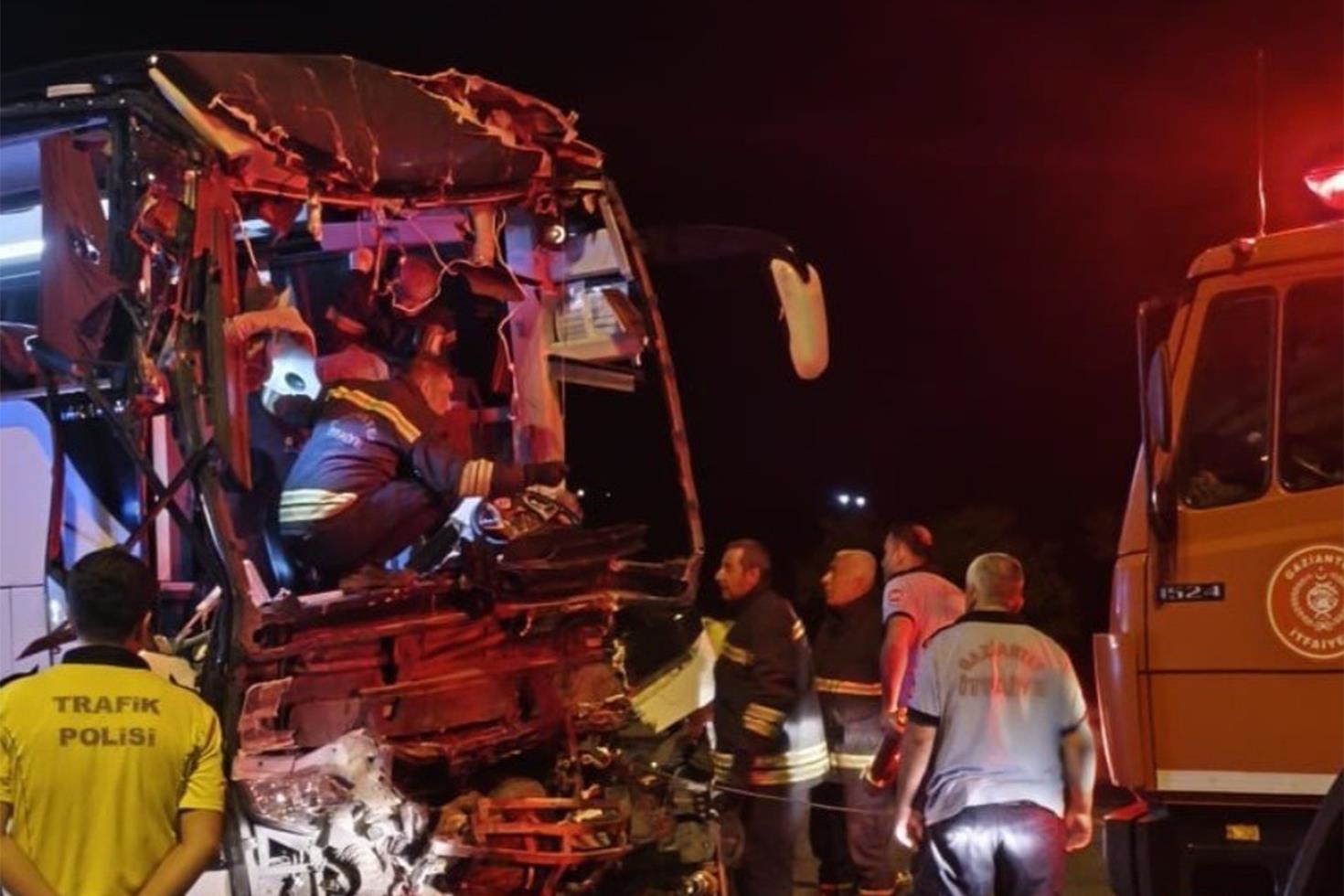 Gaziantep’te otobüs tırla çarpıştı: 2 ölü, 22 yaralı