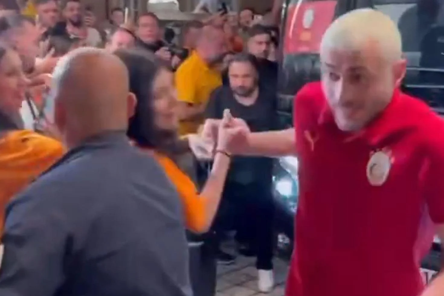 Genc Kizdan Herkesin Icinde Barisi Utandiran Sozler 20166173 19 Jpg