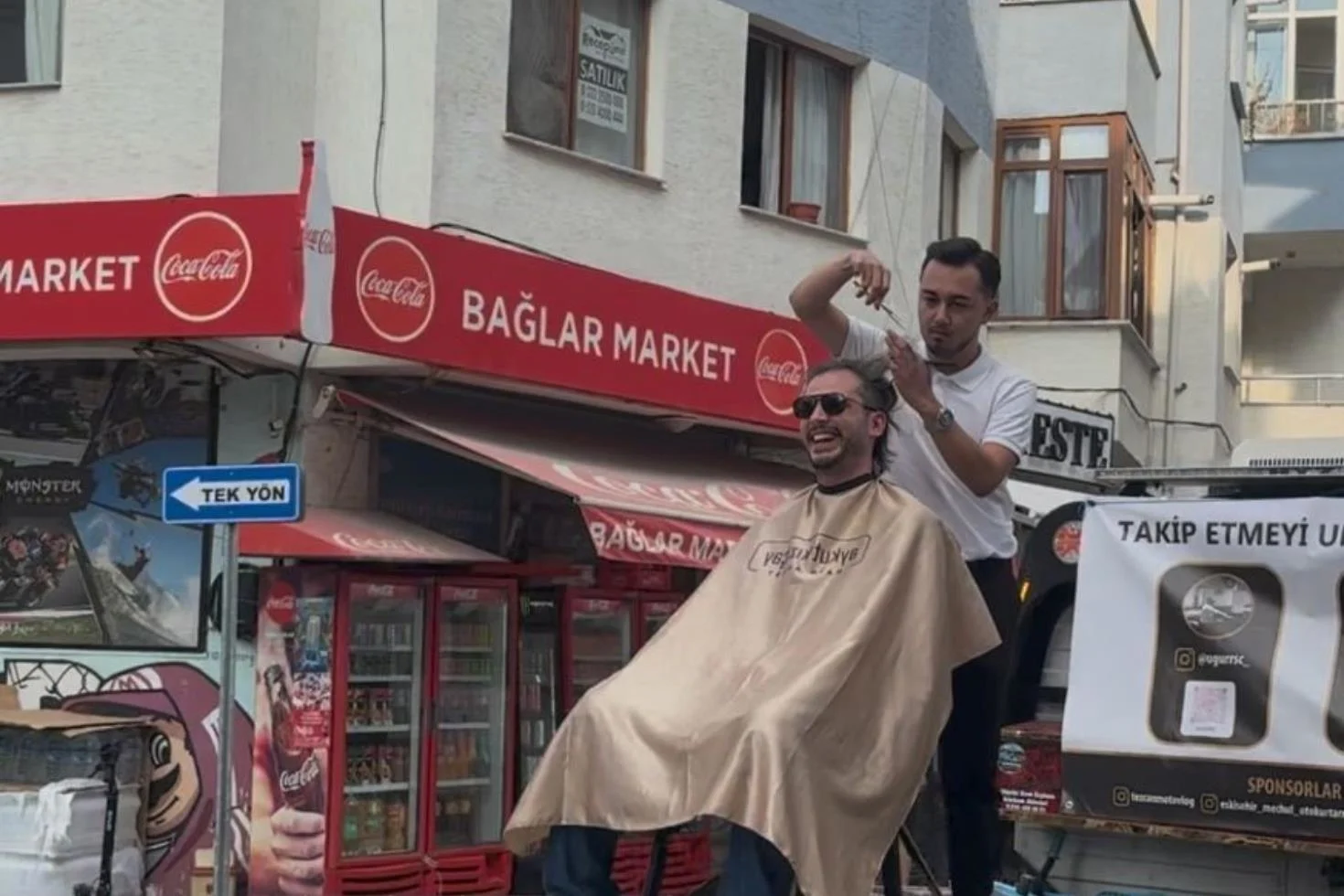 Kuaförden sınırları zorlayan tıraş: Çekici kasasında saç kesimi, hem de hareket halindeyken
